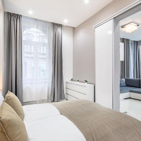 Cozy & Central Apartment With 2-Bedroom Boedapest Buitenkant foto