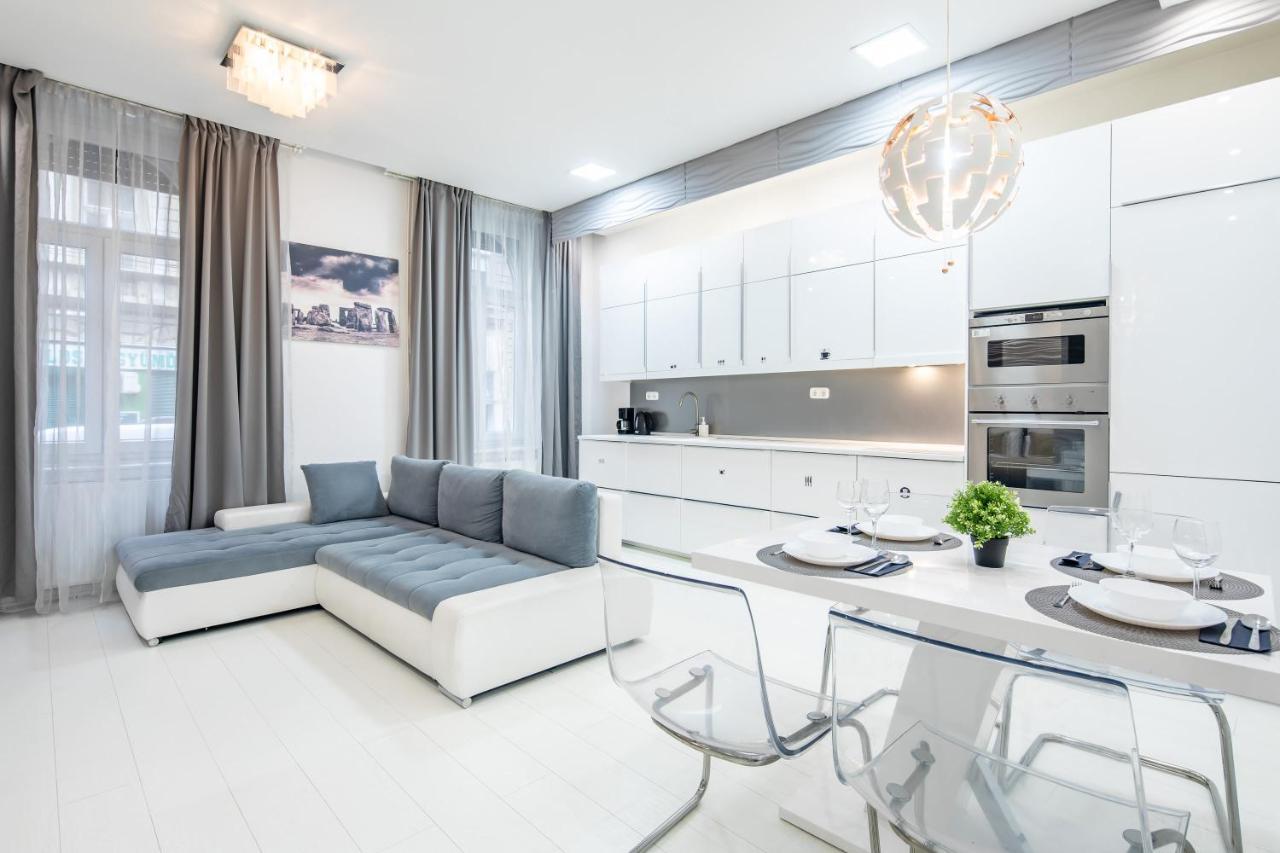 Cozy & Central Apartment With 2-Bedroom Boedapest Buitenkant foto