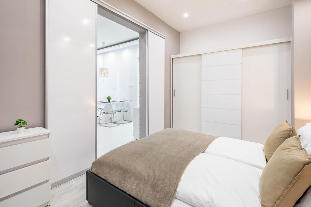 Cozy & Central Apartment With 2-Bedroom Boedapest Buitenkant foto