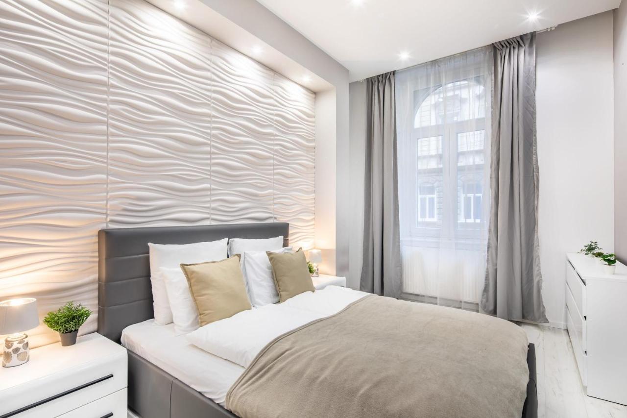 Cozy & Central Apartment With 2-Bedroom Boedapest Buitenkant foto