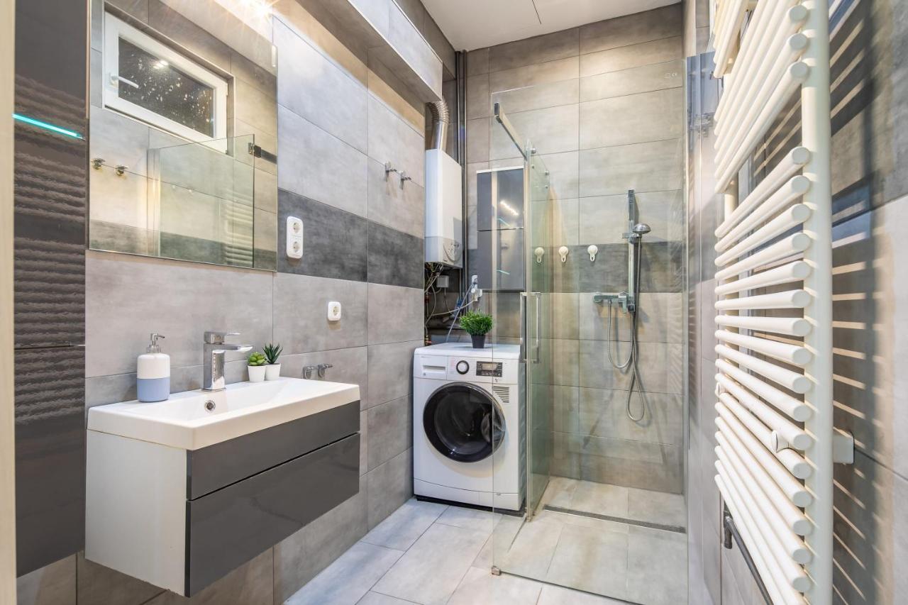 Cozy & Central Apartment With 2-Bedroom Boedapest Buitenkant foto