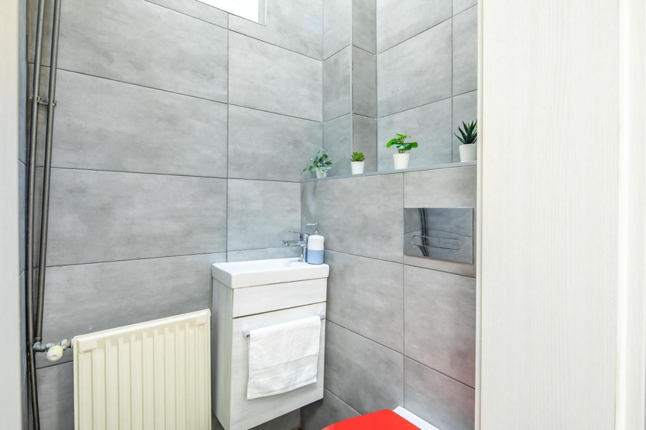 Cozy & Central Apartment With 2-Bedroom Boedapest Buitenkant foto
