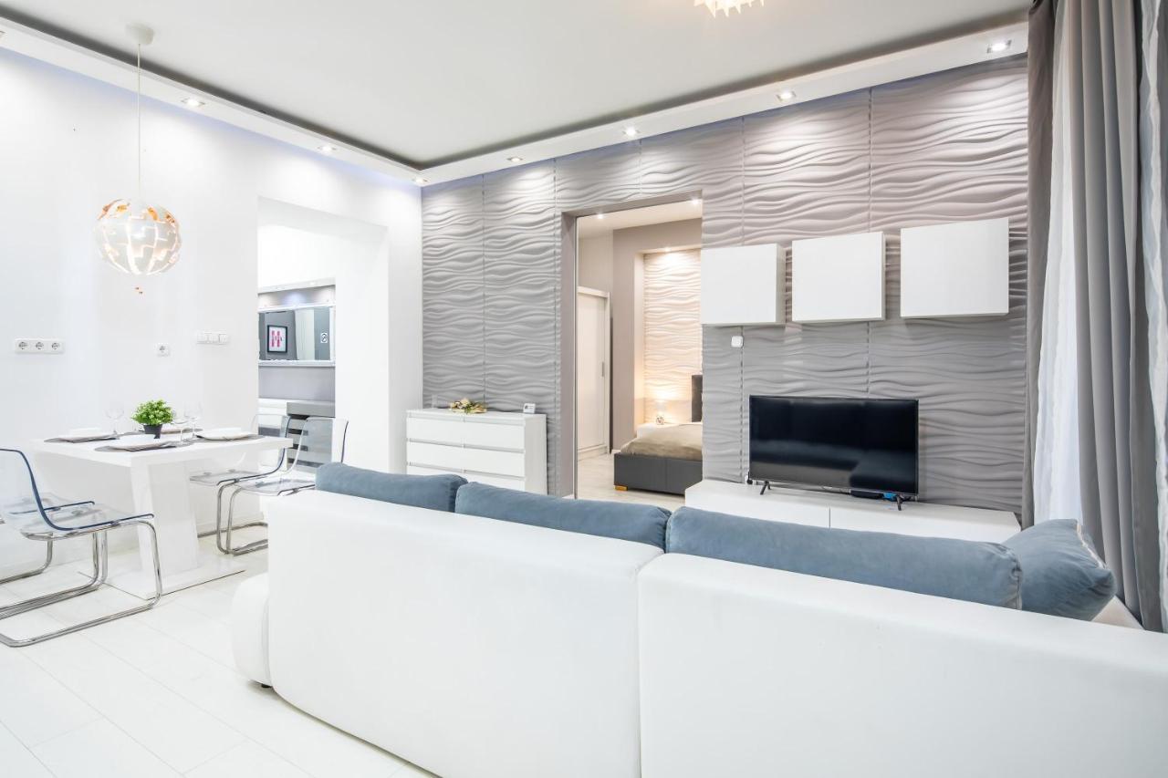 Cozy & Central Apartment With 2-Bedroom Boedapest Buitenkant foto