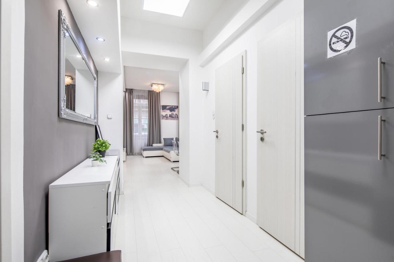 Cozy & Central Apartment With 2-Bedroom Boedapest Buitenkant foto